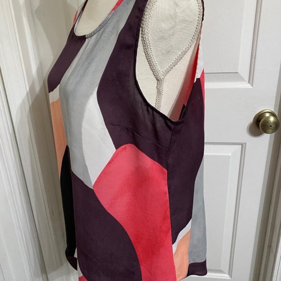 L DKNY Sleeveless Top w/Scoop Front Neckline - Picture 3 of 7